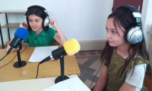 Maëlys et Louanne enregistrent une émission de radio